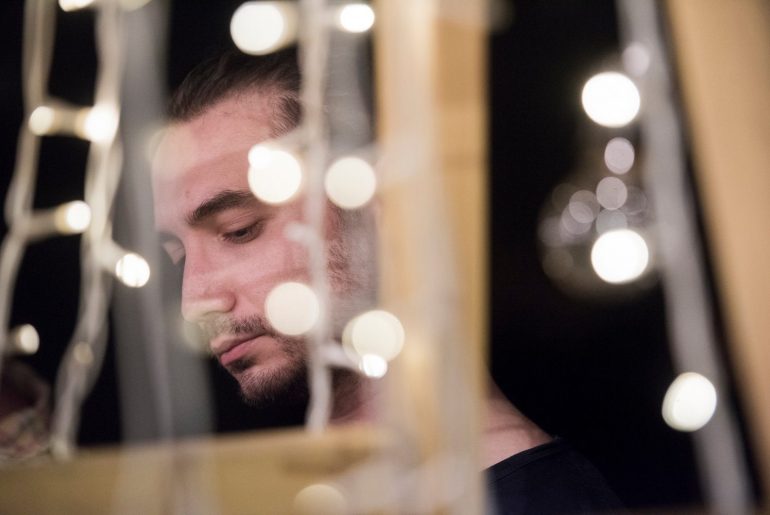 Claudiu Komartin, omul care aduce poezia