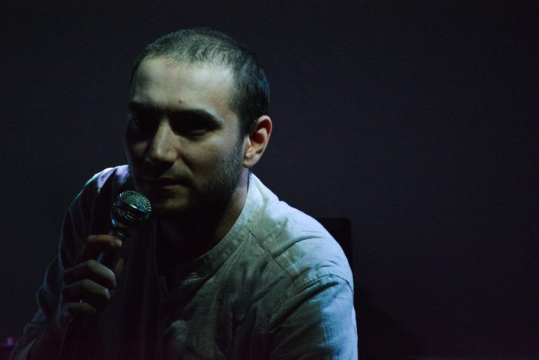 „Sârmă ghimpată. Când focurile se vor stinge printre ruine” Claudiu Komartin