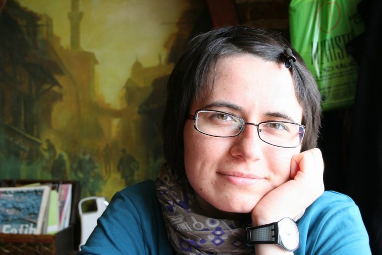 Recenzie: „Sonia ridică mâna”, de Lavinia Braniște