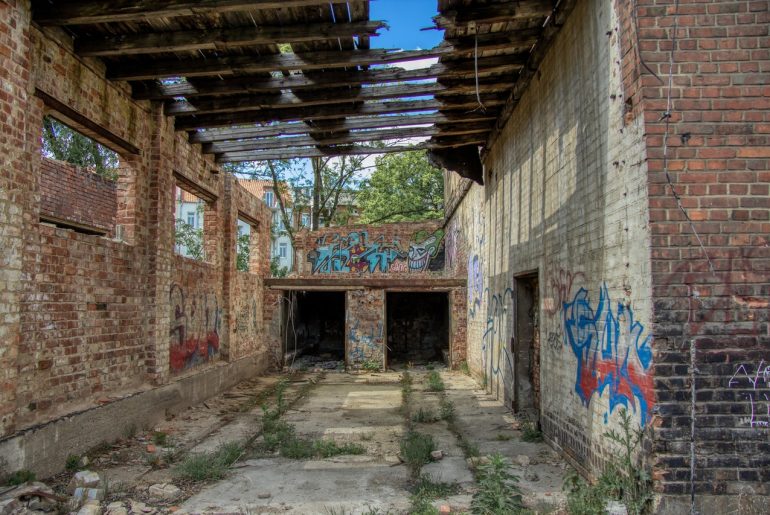 Cititor în cafea: Nu poezia îi interesează, ci poeții celebri