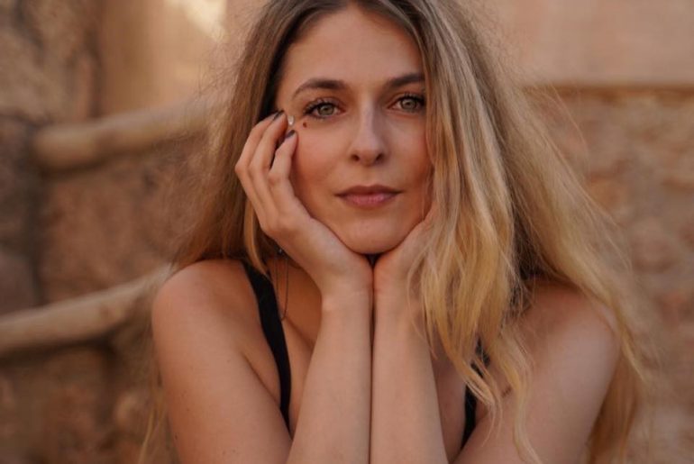 Moment poetic: trei poezii de Cristina Drăghici din volumul „Un râs ca un zgomot de sticle sparte”