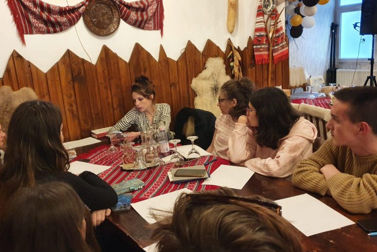 Poșta redacției: un poem colectiv de Viviana Andrieș, Ana Ciobanu, Dragoș Drăghici, Amalia Levey, Octavian Păun, Antonia Rașcu, Alexia Stancu, Maria Vîlcu