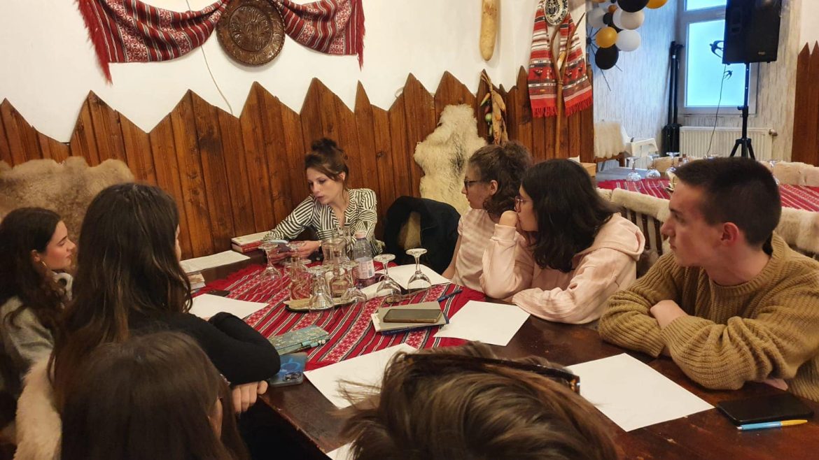 Poșta redacției: un poem colectiv de Viviana Andrieș, Ana Ciobanu, Dragoș Drăghici, Amalia Levey, Octavian Păun, Antonia Rașcu, Alexia Stancu, Maria Vîlcu