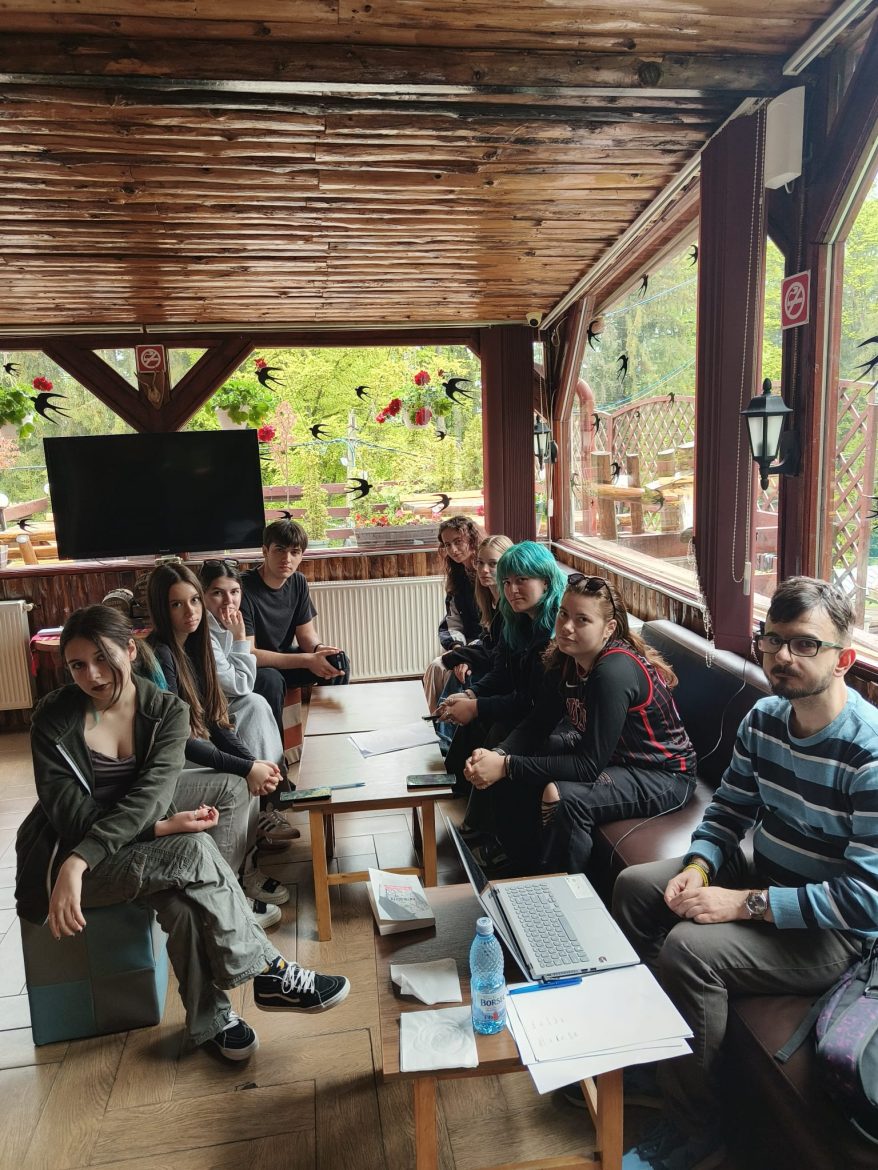 Poșta redacției: un poem colectiv de Vane Simona-Maria, Casian Andreea, Gogoașă Teodora Alexandra, Mihai Sara, Drăguș Iulia, Ivanov David-Ștefan, Orza Mira, Ilinca Deleanu