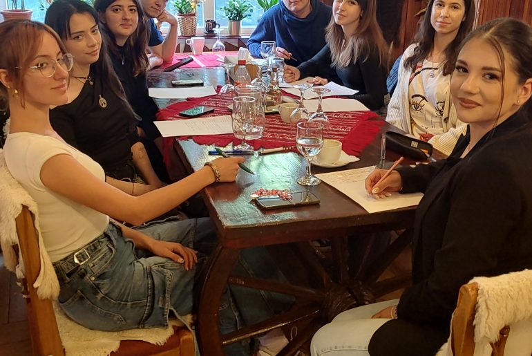 Poșta redacției: Un poem colectiv de Barbu Teodora, Buric Alexandra-Maria, Elabasan Elena-Yeliz, Epure Mălina Ioana, Filip Anamaria Cristina, Pavelea Paul Cosmin, Todărița Theea-Gabriela, Trăsnitu Daniel-Adrian